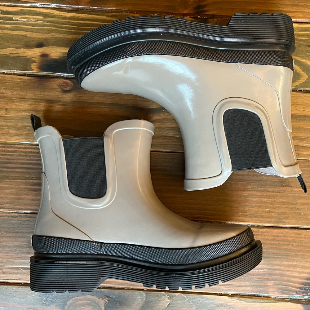 Chooka Rain Boots in Cream. Women’s 6.